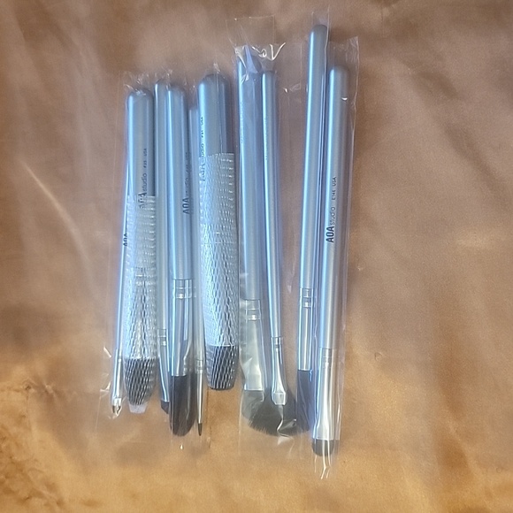 Other - NEW 10-Piece Silver Brush Set
